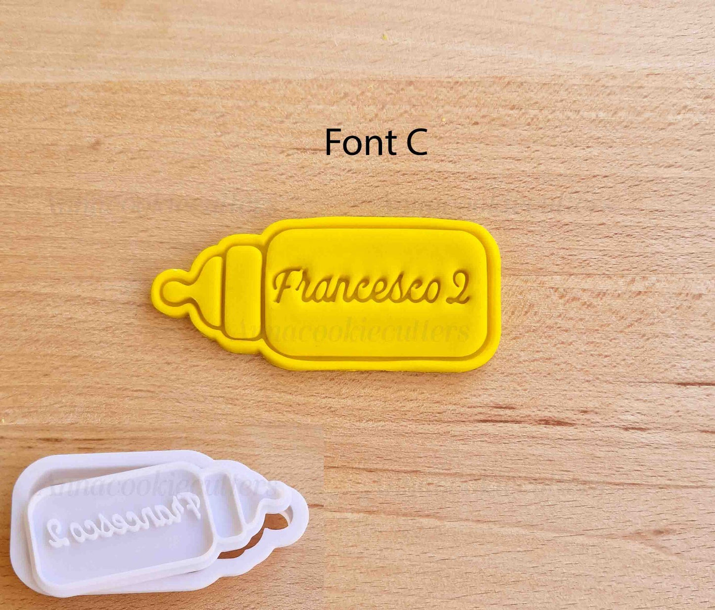 Tagliabiscotti Biberon Personalizzato con Nome ed Età Regalo Nascita, Compleanno