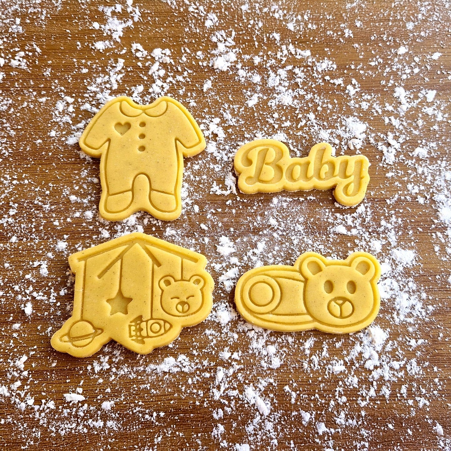 Set 4 Formine Taglia Biscotti Baby Shower Body, Carosello, Orsetto Scritta Baby