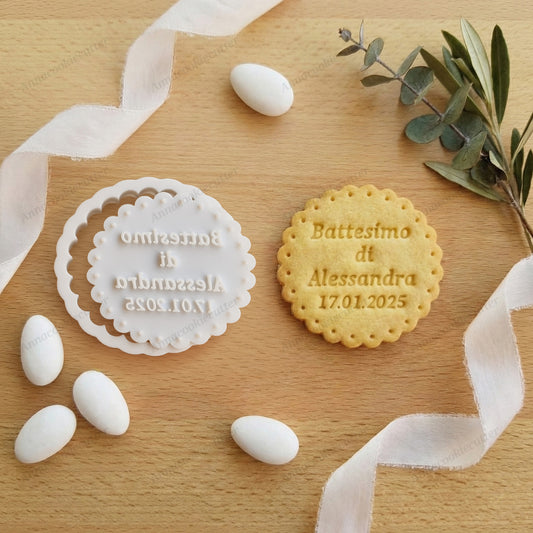 Set Tagliabiscotti e Timbro Personalizzato Formina per Battesimo e Baby Shower con Nome e Data per Bomboniere 7 cm