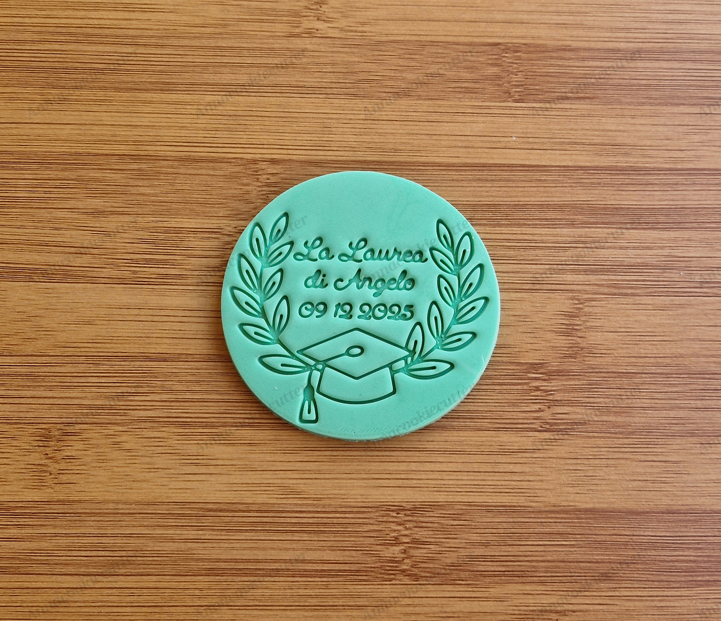 Tagliabiscotti Laurea Personalizzato 8 cm Formina con Nome e Data Incisi