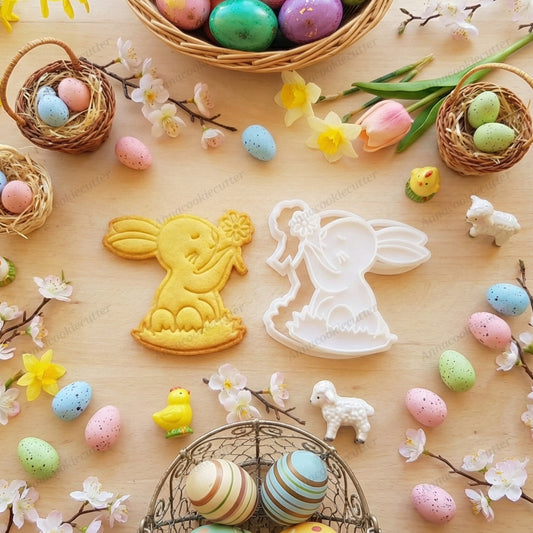 Tagliabiscotti e Timbro Coniglietto di Pasqua con Fiore 8 cm– Formina a Forma di Coniglio Primaverile per Bomboniere Pasquali, Decorazioni in Pasta di Zucchero e Lavoretti in Cucina con i Bambini