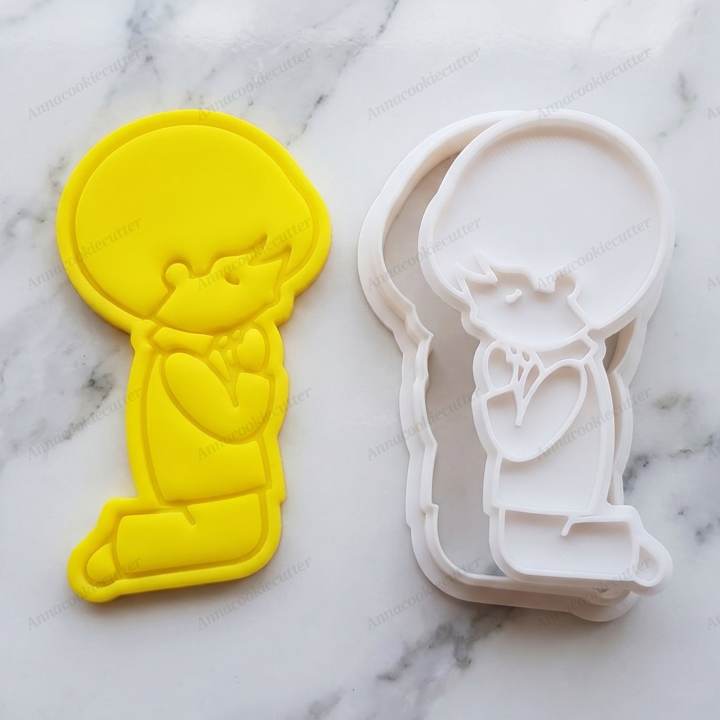 Tagliabiscotti Bimbo in Preghiera - Timbro Bambino Inginocchiato per Bomboniere Comunione e Battesimo 8x5 cm