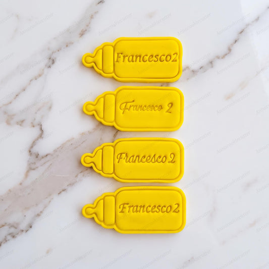 Tagliabiscotti Biberon Personalizzato con Nome ed Età Regalo Nascita, Compleanno