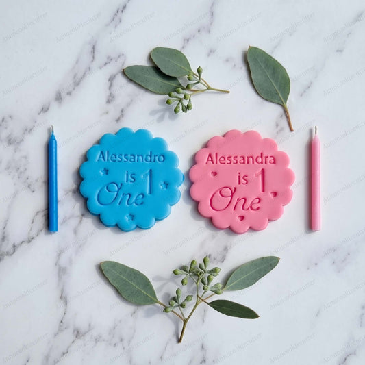 Tagliapasta e Timbro Personalizzato con Nome Primo Compleanno per Biscotti e Fondente