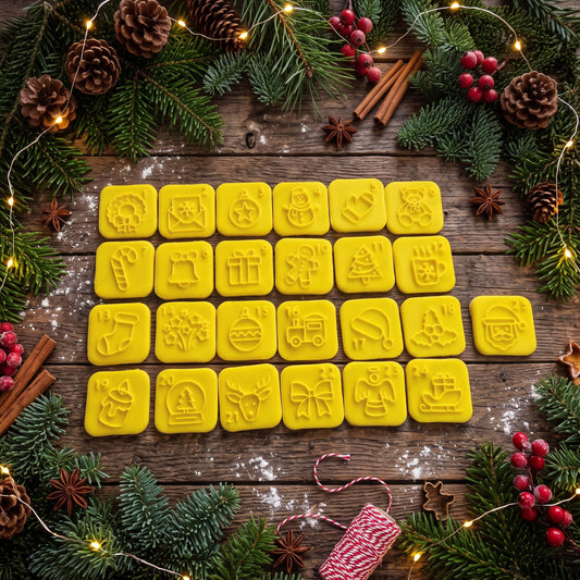 Venticinque formine quadrate gialle numerate con motivi natalizi per il calendario dell’Avvento, su un piano in legno.
