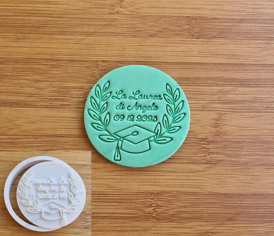 Tagliabiscotti Laurea Personalizzato 8 cm Formina con Nome e Data Incisi