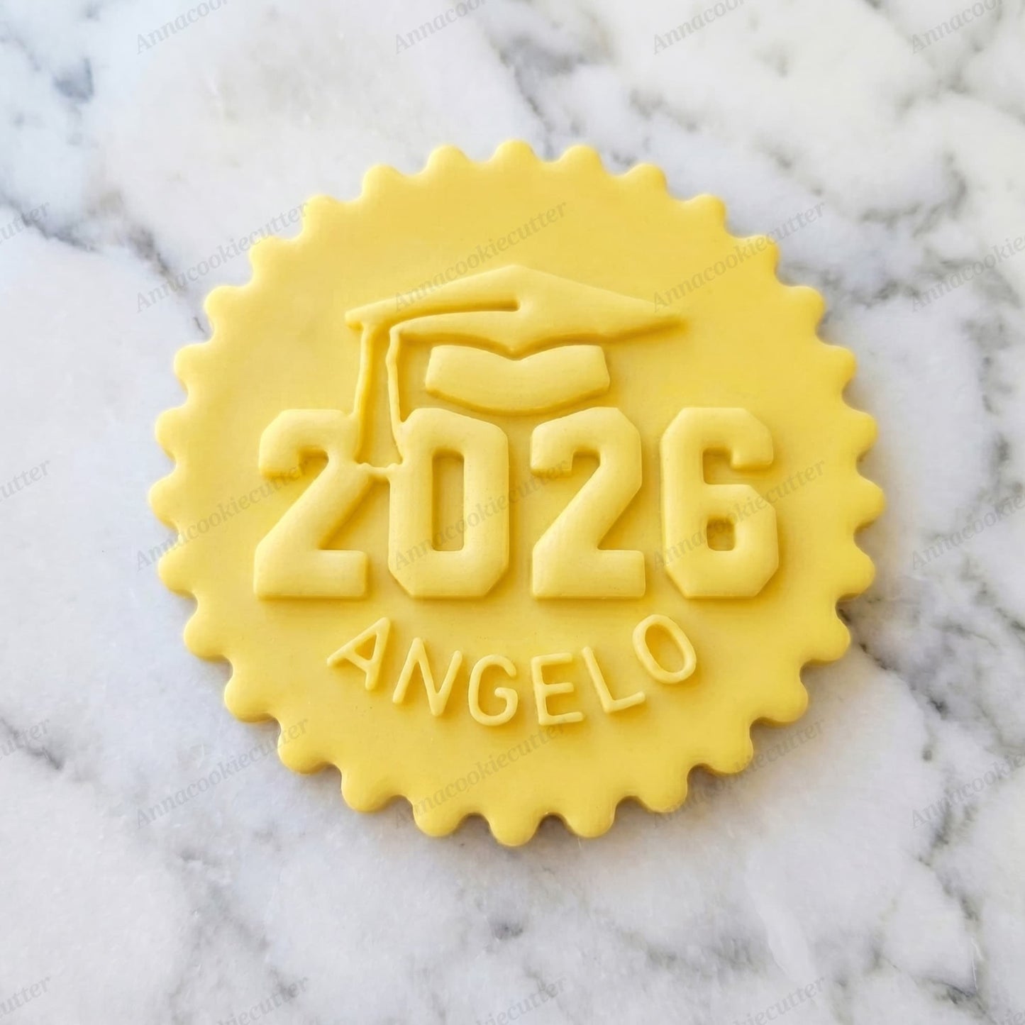 Tagliabiscotti Laurea 2026 Personalizzato - Timbro Nome e Tocco | Scegli Stile Deboss o Emboss per Bomboniere Classe 2026 e Feste Diploma