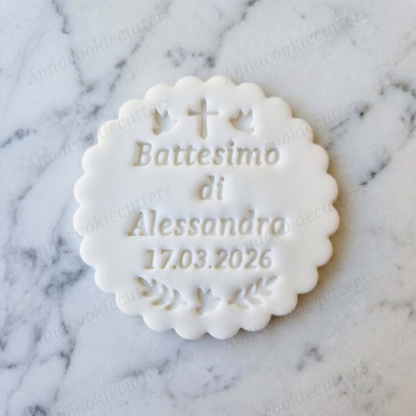 Tagliabiscotti Battesimo Personalizzato - Timbro Tondo Festonato con Nome, Data, Croce e Colombe per Bomboniere e Cerimonie