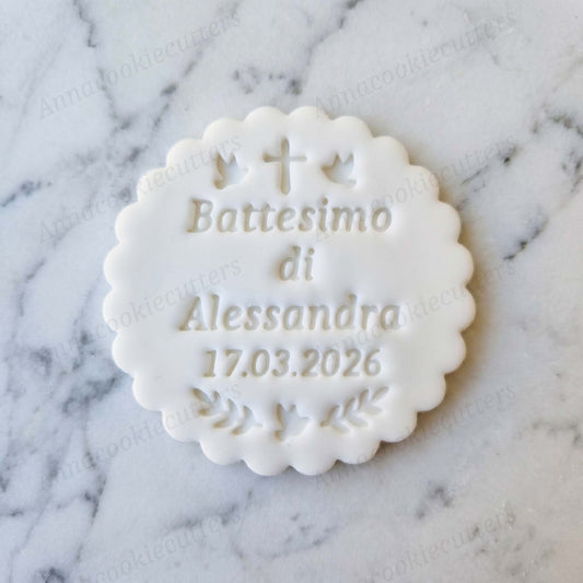 Tagliabiscotti Battesimo Personalizzato - Timbro Tondo Festonato con Nome, Data, Croce e Colombe per Bomboniere e Cerimonie
