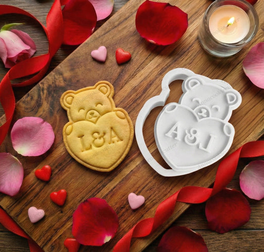 Tagliabiscotti Orsetto Personalizzato con Iniziali – Formina con Timbro Orsacchiotto con Cuore per San Valentino, Bomboniere Matrimonio e Anniversari