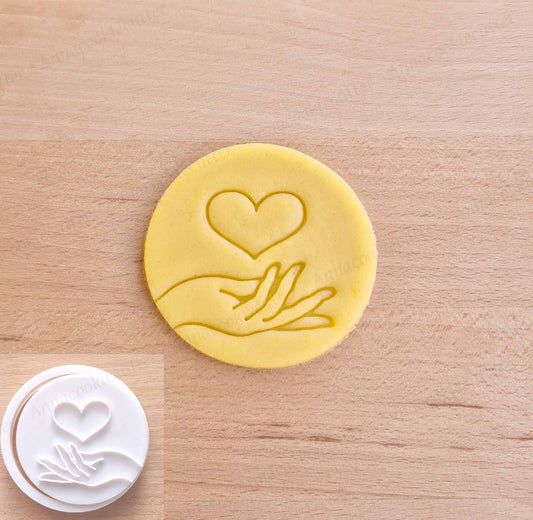 TagliaBiscotti Mano Con Cuore Formina Frolla Timbro Pasta Zucchero Cookie Cutter