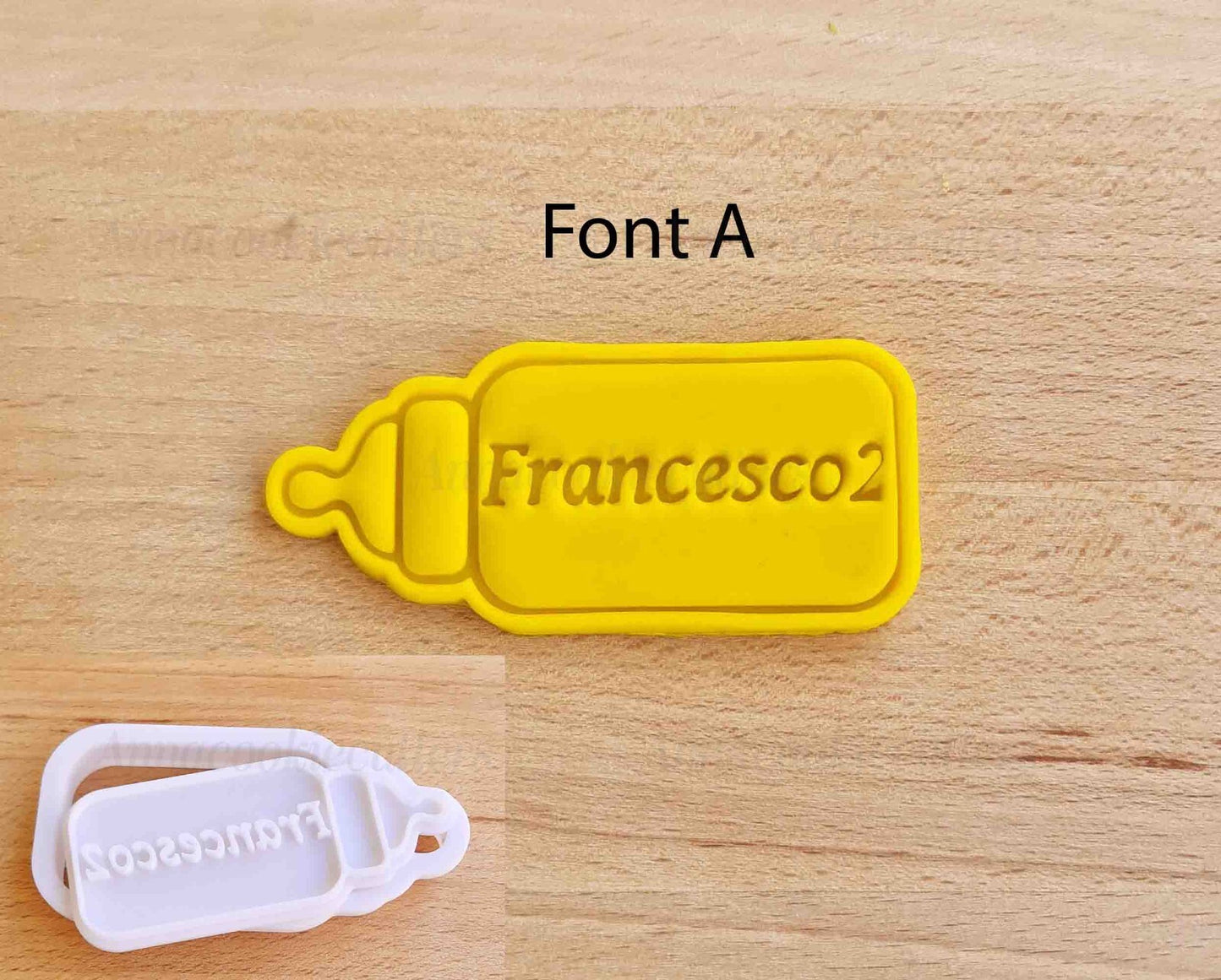 Tagliabiscotti Biberon Personalizzato con Nome ed Età Regalo Nascita, Compleanno