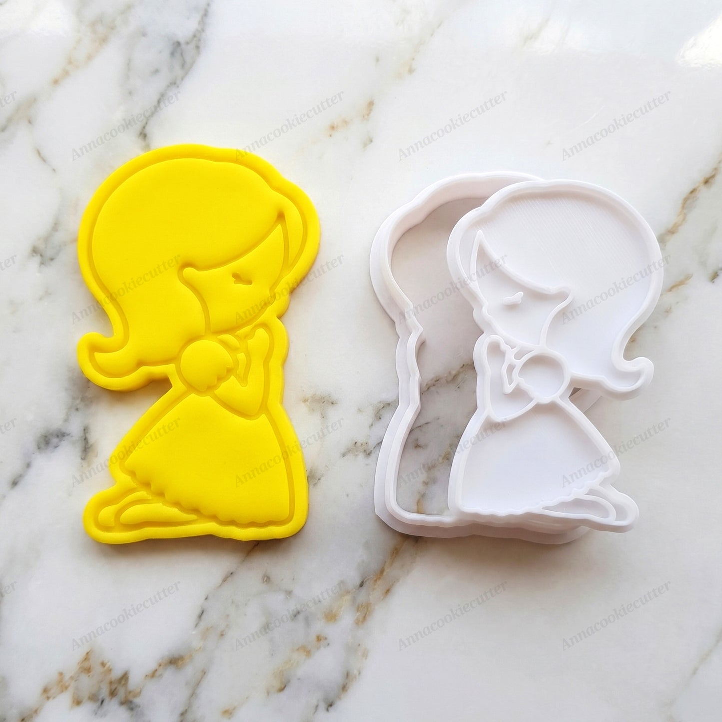 Tagliabiscotti Bimba in Preghiera - Timbro Bambina Inginocchiato per Bomboniere Comunione e Battesimo 8x5 cm