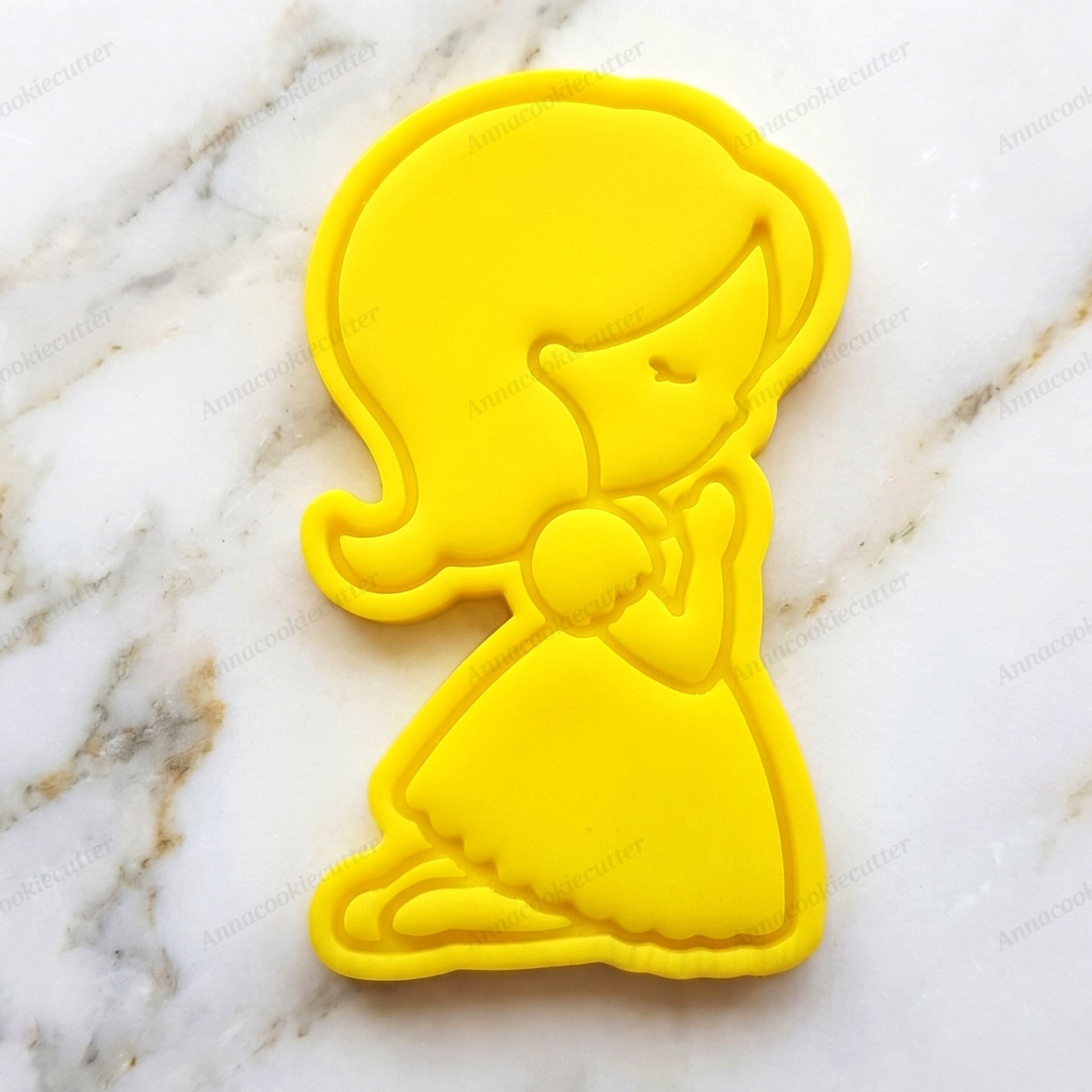 Tagliabiscotti Bimba in Preghiera - Timbro Bambina Inginocchiato per Bomboniere Comunione e Battesimo 8x5 cm
