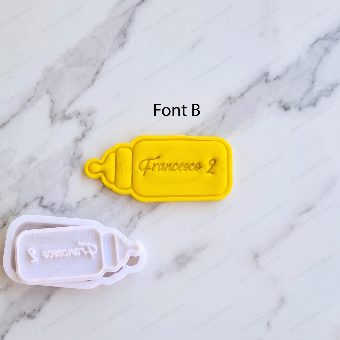 Tagliabiscotti Biberon Personalizzato con Nome ed Età Regalo Nascita, Compleanno