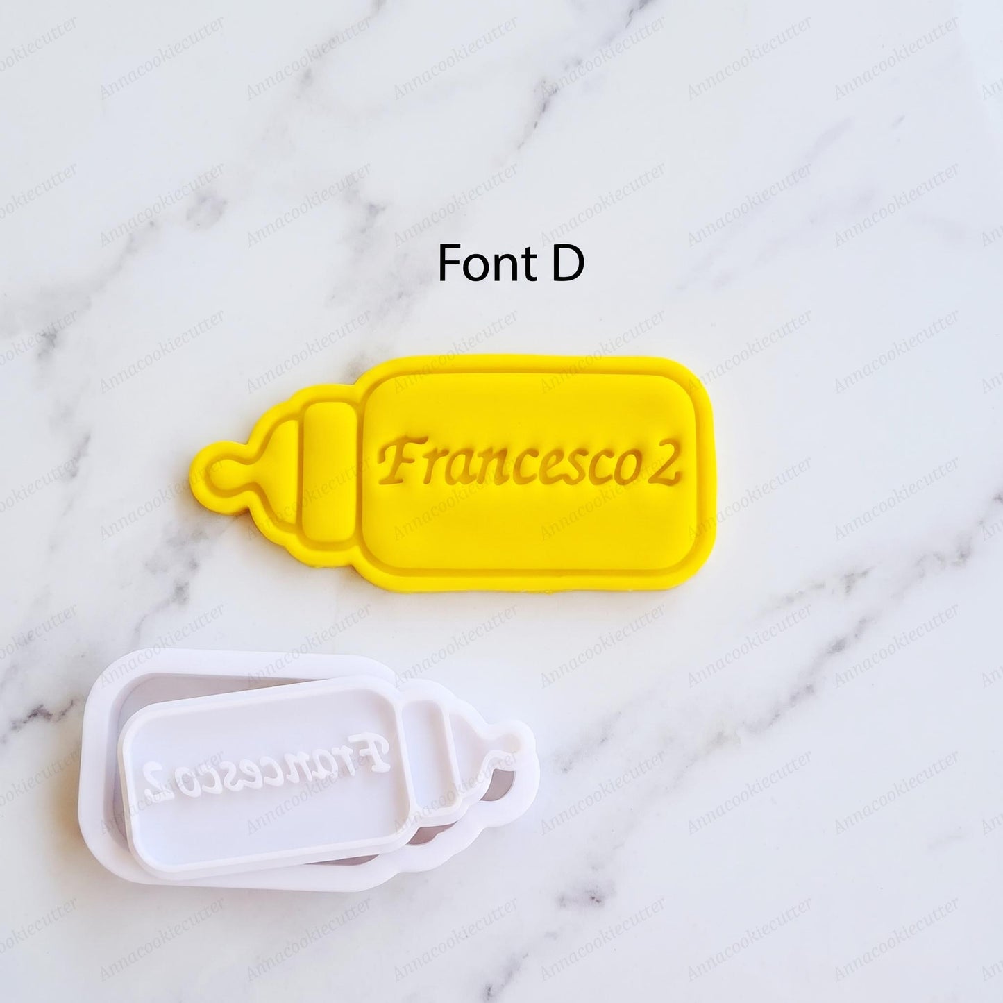 Tagliabiscotti Biberon Personalizzato con Nome ed Età Regalo Nascita, Compleanno