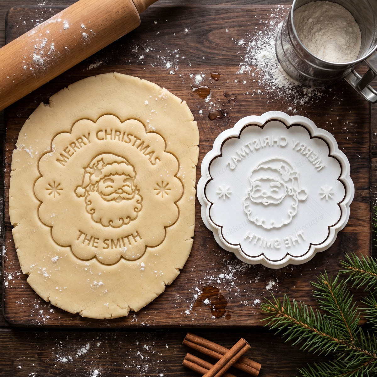 Tagliabiscotti festonato e timbro Babbo Natale accanto all’impronta su pasta frolla con scritta Merry Christmas e The Smith.
