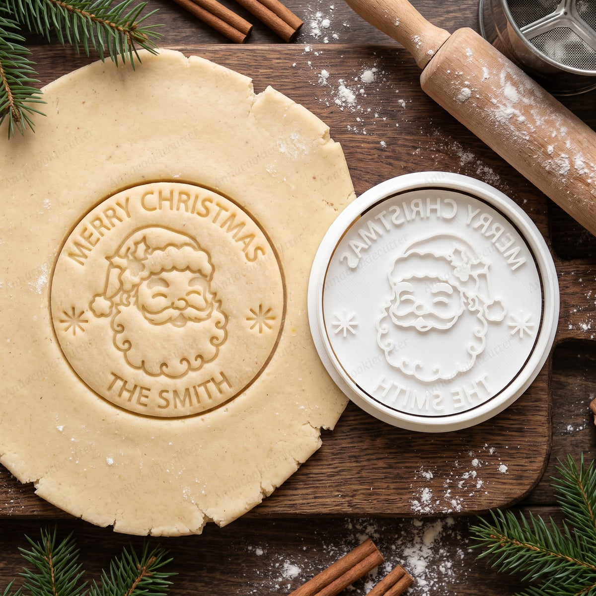Tagliabiscotti tondo e timbro Babbo Natale accanto all’impronta su pasta frolla con Merry Christmas e The Smith.
