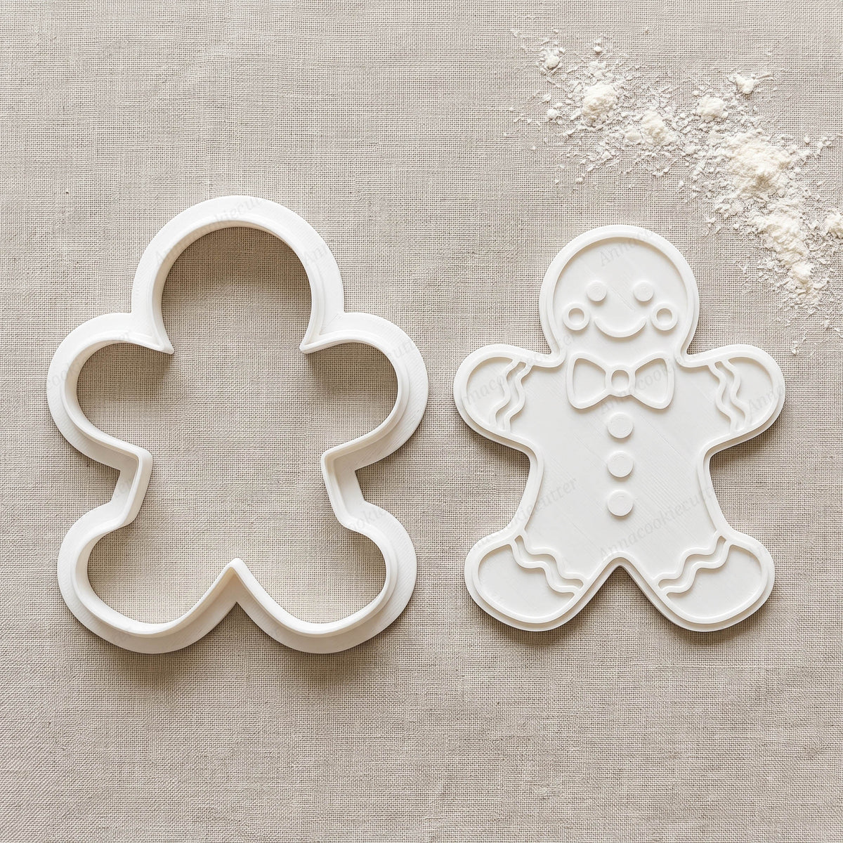 Set bianco con tagliabiscotti e timbro omino pan di zenzero sorridente, con papillon e tre bottoni