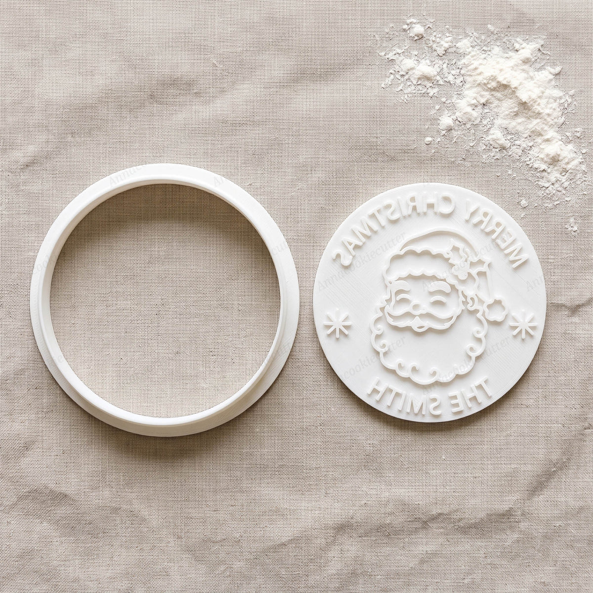 Set bianco con tagliabiscotti circolare a bordo liscio e timbro Babbo Natale con augurio e nome personalizzato.
