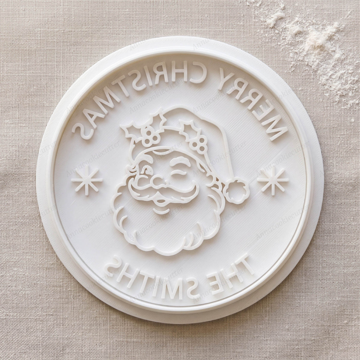Dettaglio del timbro bianco con Babbo Natale che fa l’occhiolino, agrifoglio sul cappello e scritte speculari Merry Christmas e The Smiths.
