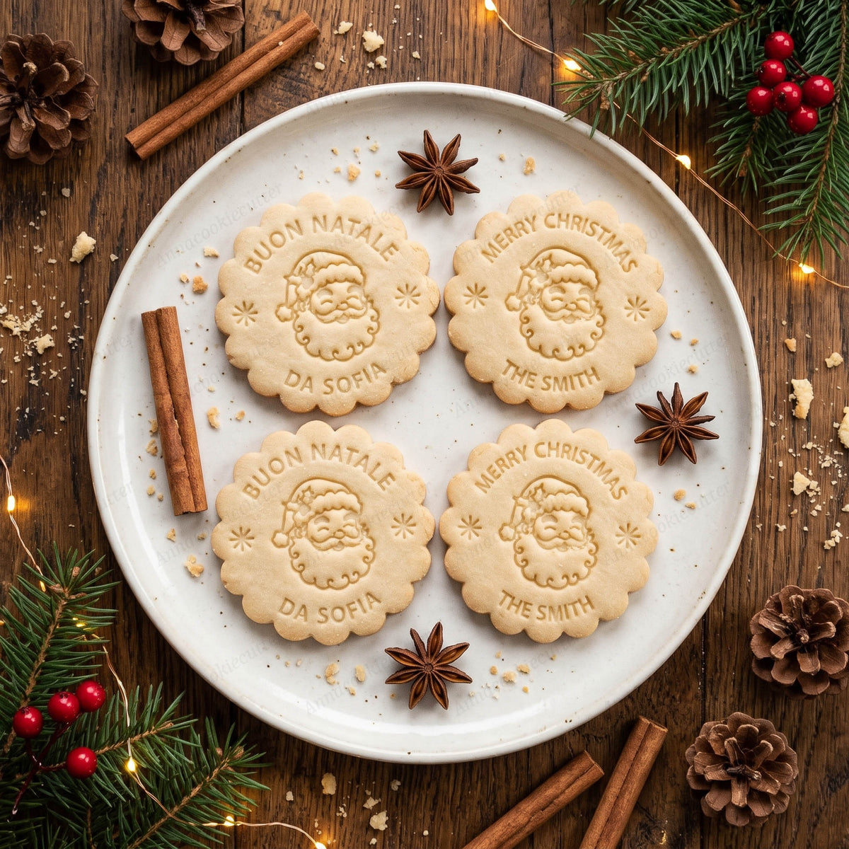  Quattro biscotti con Babbo Natale su un piatto, personalizzati con Buon Natale e Da Sofia oppure Merry Christmas e The Smith.
