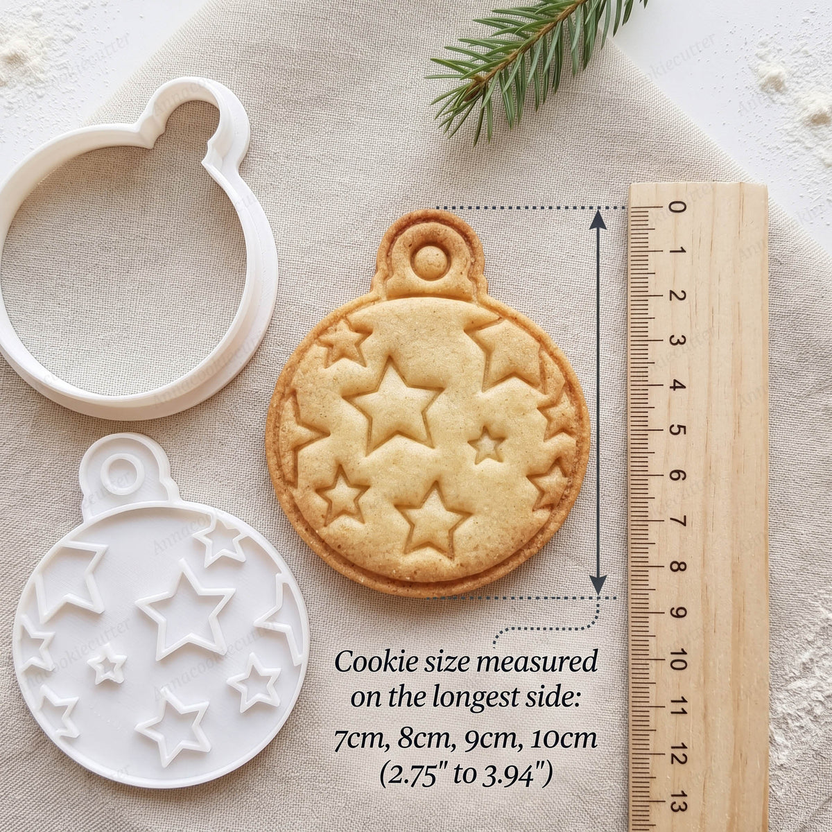Misure della pallina di Natale con stelle: 7, 8, 9 e 10 cm sul lato più lungo, illustrate con righello.